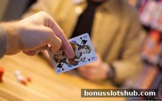 彩金游戏带你深入剖析：咪牌百家乐的战略与心态指南